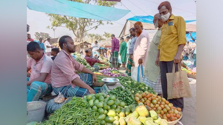 ‘বাজার করতে সব শেষ সংসার চালামু ক্যামনে’