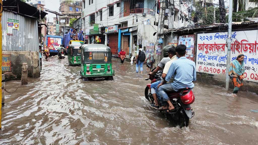 ৩ ঘণ্টায় ৬১ মিমি বৃষ্টি, জলজট ও যানজটে রাজধানীতে ভোগান্তি