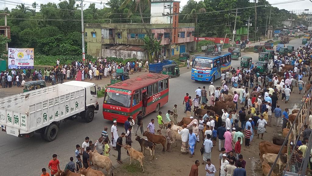 ইজারার শর্ত ভঙ্গ করে কর্ণফুলীতে মহাসড়কে পশুর হাট