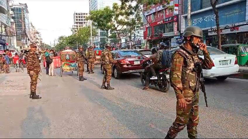 রাজধানীর উত্তরায় মহাসড়কে যৌথবাহিনীর অভিযান