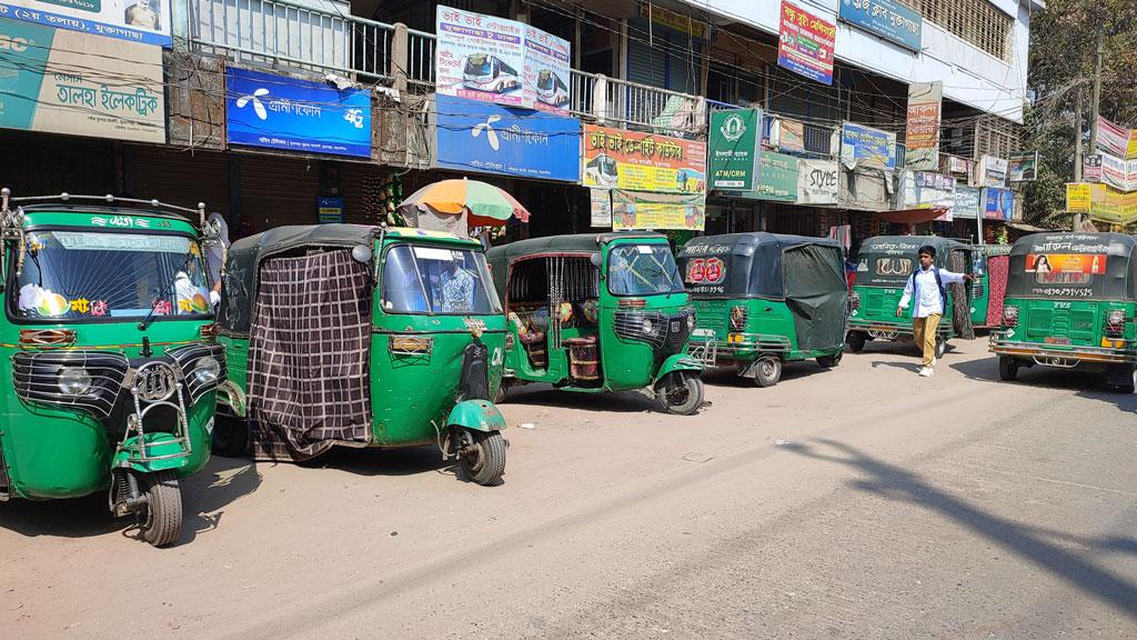 অটোর দৌরাত্ম্যে চরম ভোগান্তিতে যাত্রীরা