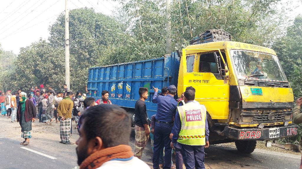 কুষ্টিয়ায় ট্রাকের ধাক্কায় পানচাষি নিহত, আহত ৩ 