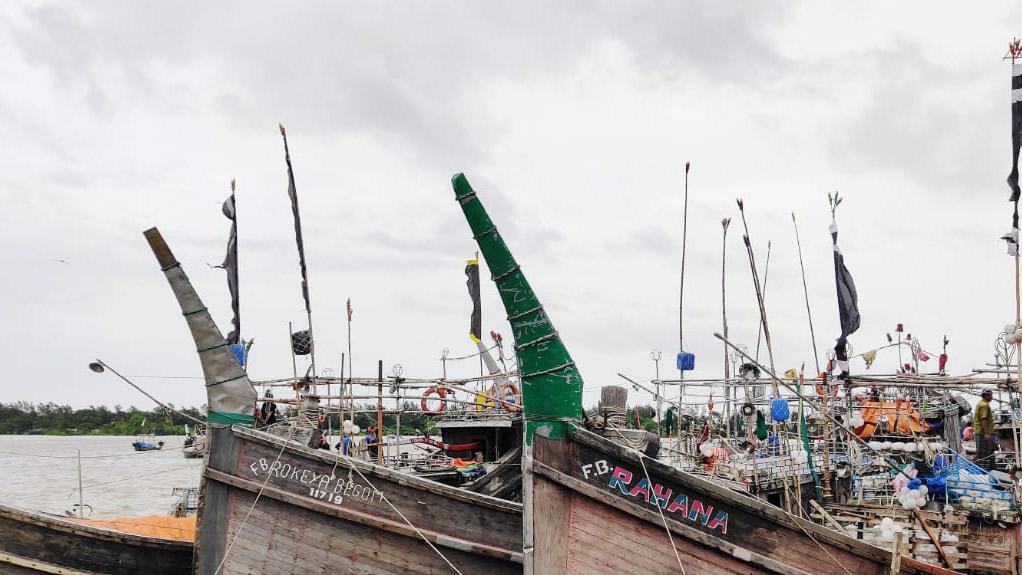 হাতিয়ায় ট্রলারডুবির ঘটনায় নিখোঁজ জেলের মরদেহ উদ্ধার