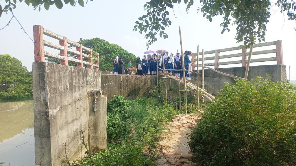 দেড়কোটি টাকার সেতুতে উঠতে বাঁশের সাঁকো 