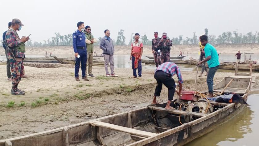 জাফলংয়ে টাস্কফোর্সের অভিযানে ৮টি শ্যালো মেশিন ও নৌকা ধ্বংস