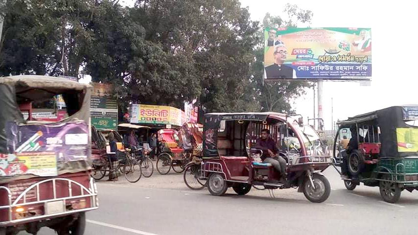 সড়কজুড়ে অটোরিকশার অবৈধ স্ট্যান্ডে দুর্ভোগ