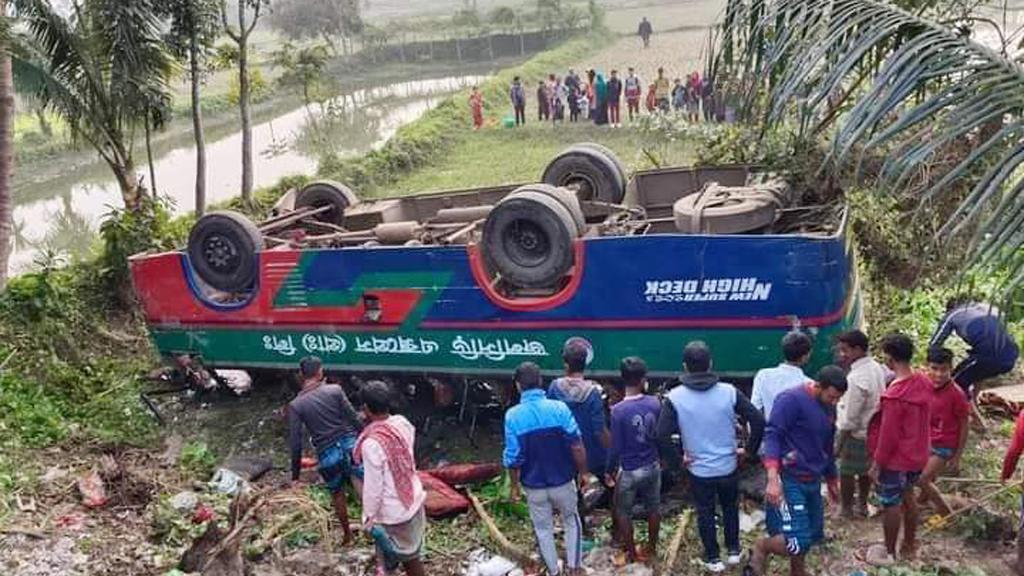 পাকুন্দিয়ায় নিয়ন্ত্রণ হারিয়ে যাত্রীবাহী বাস খাদে, আহত ১৫ 