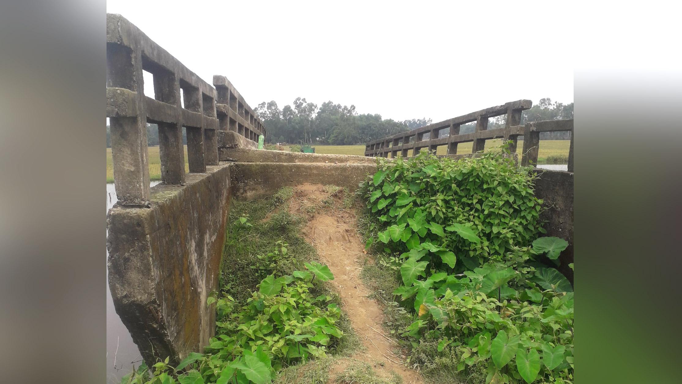 কালভার্টে উঠতে না পারায় সড়ক দিয়ে চলাচল বন্ধ