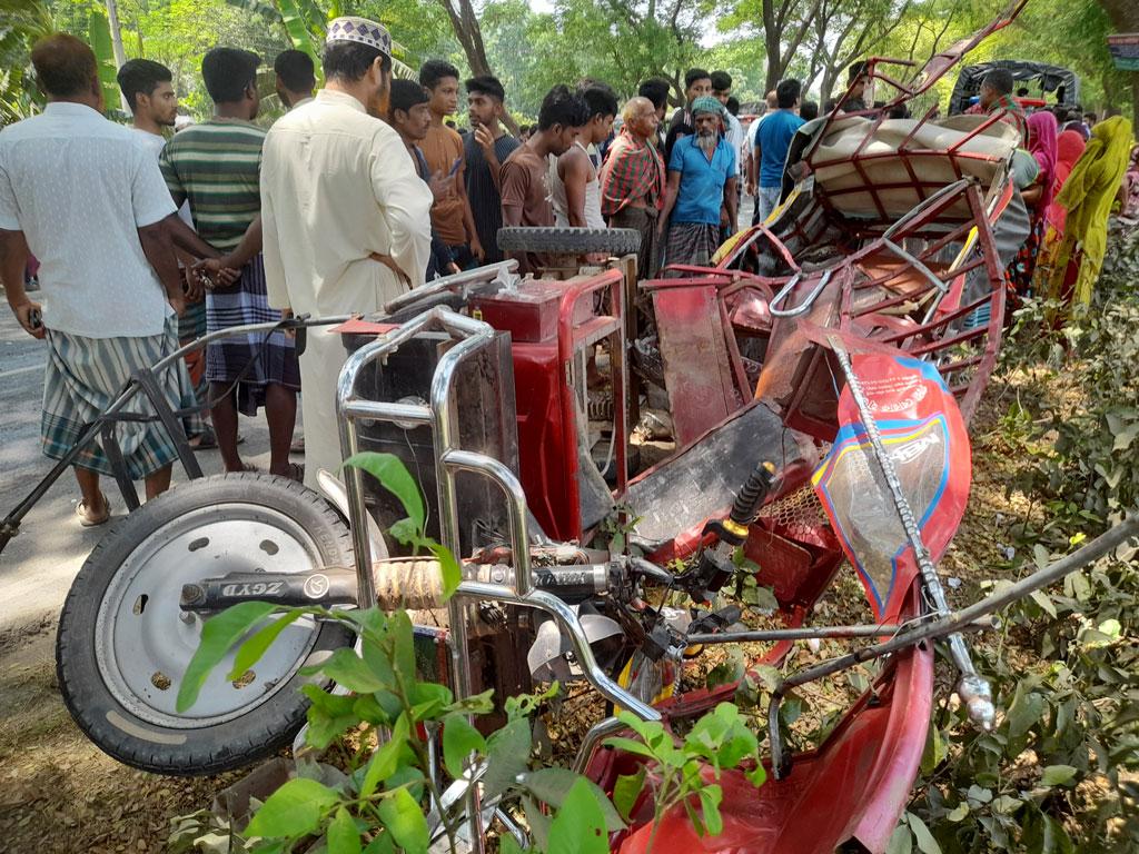 ঝিনাইদহে যাত্রীবাহী ইজিবাইকে বাসের ধাক্কা, নিহত ১, আহত ৩ 