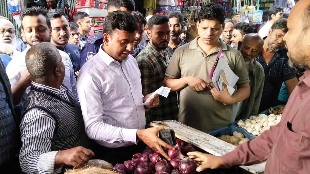 ম্যাজিস্ট্রেট দেখেই ২০০ টাকার পেঁয়াজ নামল ১০০ তে