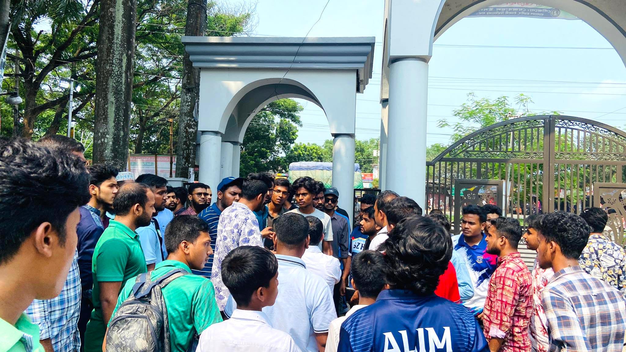 ঈদ ও গ্রীষ্মের ছুটিতে হল খোলা রাখার দাবিতে আন্দোলনে ইবি শিক্ষার্থীরা