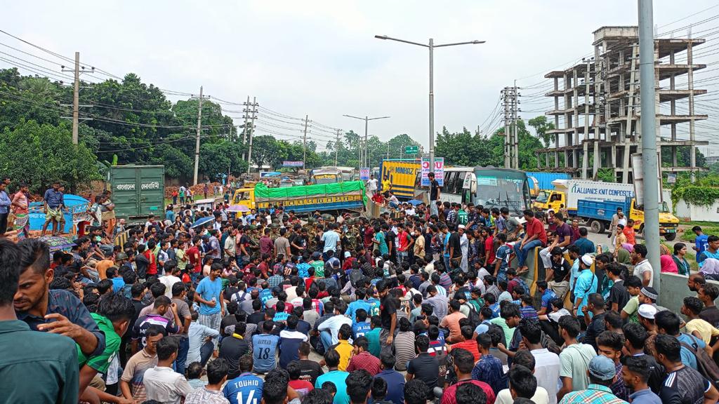 দরজা ভেঙে অবরুদ্ধ দশা থেকে মুক্ত নিটারের শিক্ষক-কর্মচারীরা