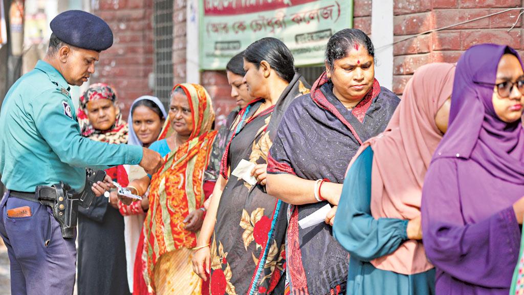 দ্বাদশ নির্বাচন: এক ঢিলে বহু পাখি শিকার