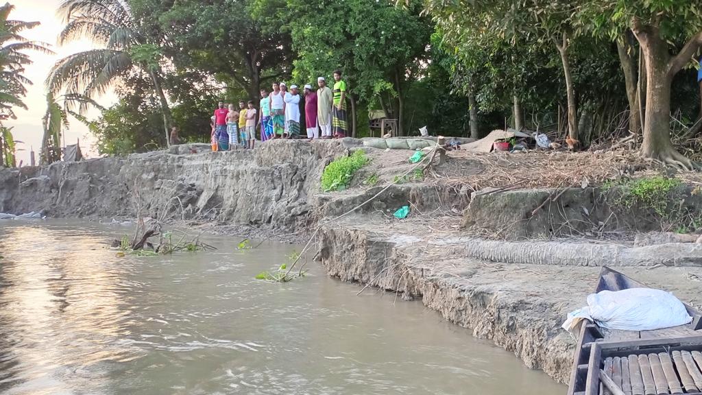 ফের পদ্মায় ভাঙন আতঙ্কে সড়কে রাত