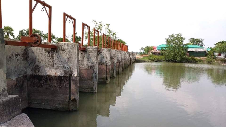 স্লুইসগেট বন্ধ থাকায় বিপাকে মৎস্যচাষিরা