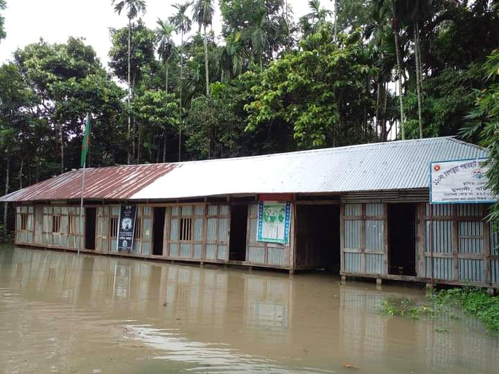 পদ্মারহাট সরকারি প্রাথমিক বিদ্যালয়ের মেঝে ও মাঠে পানি, পাঠদান বন্ধ