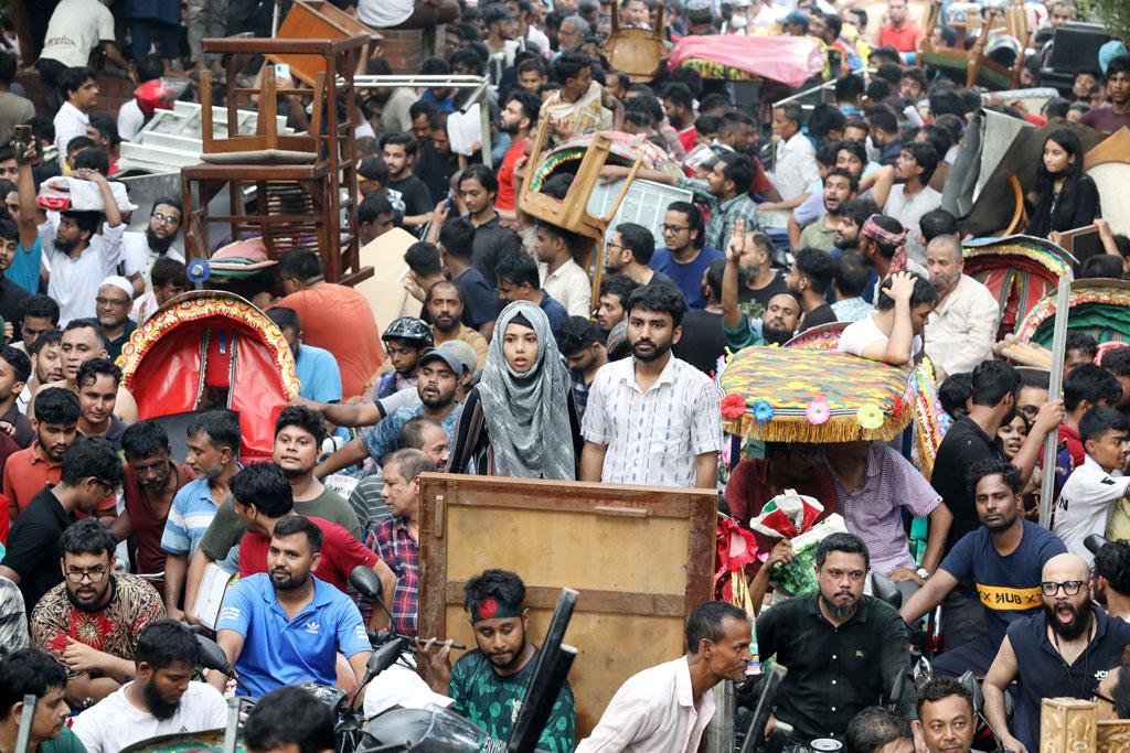 মিছিল নিয়ে গণভবনে, কিছুই রইল না সেখানে