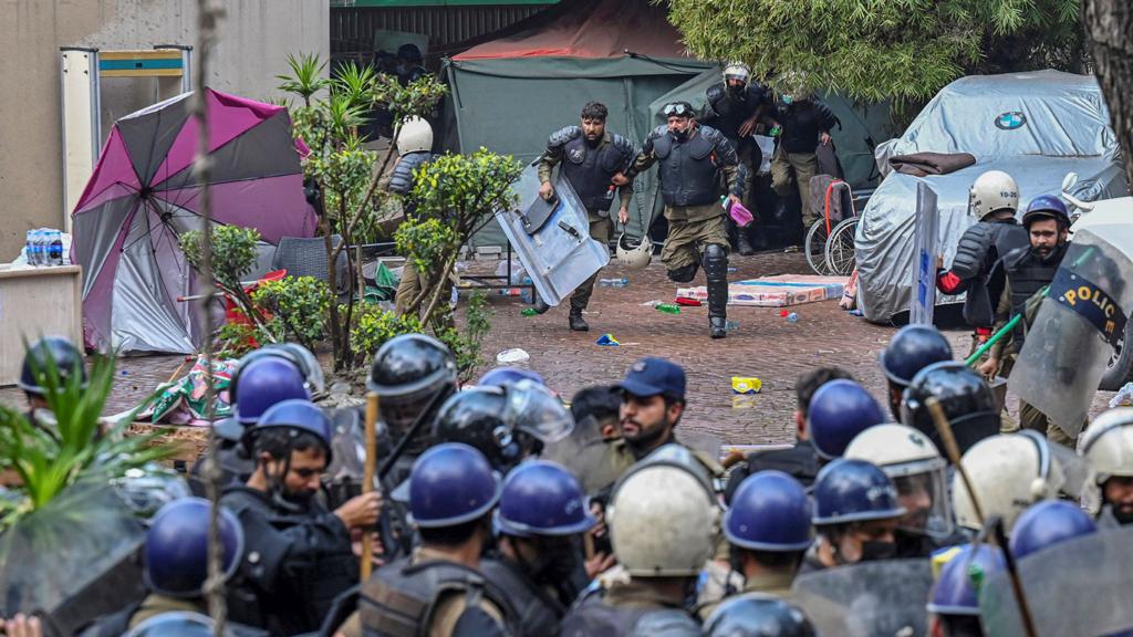 ইমরান খানের বাড়ি ঘিরে রেখেছে পুলিশ, ফের গ্রেপ্তারের আশঙ্কা