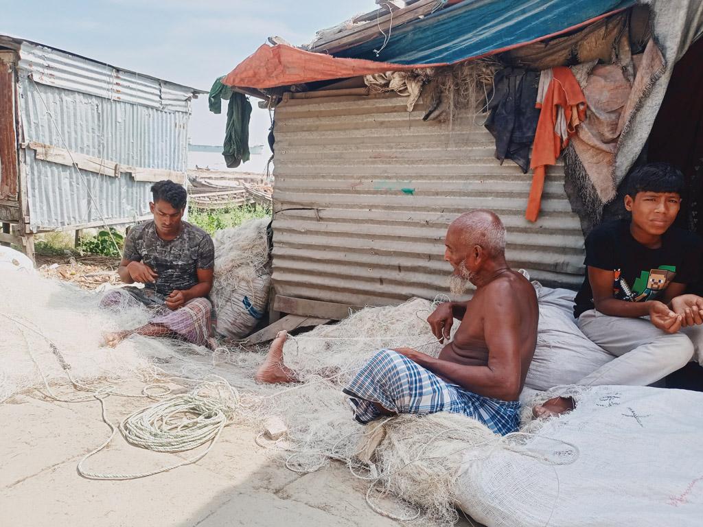 ‘মাছ ধরা নিষেধ, ডাইল ছাড়া আর কি দিয়া ভাত খামু’