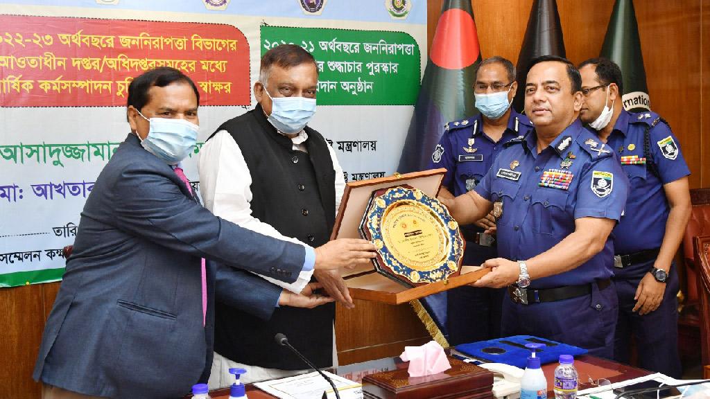 শুদ্ধাচার পুরস্কার পেলেন আইজিপি, প্রাপ্ত অর্থ যাবে বন্যার্তদের কল্যাণে