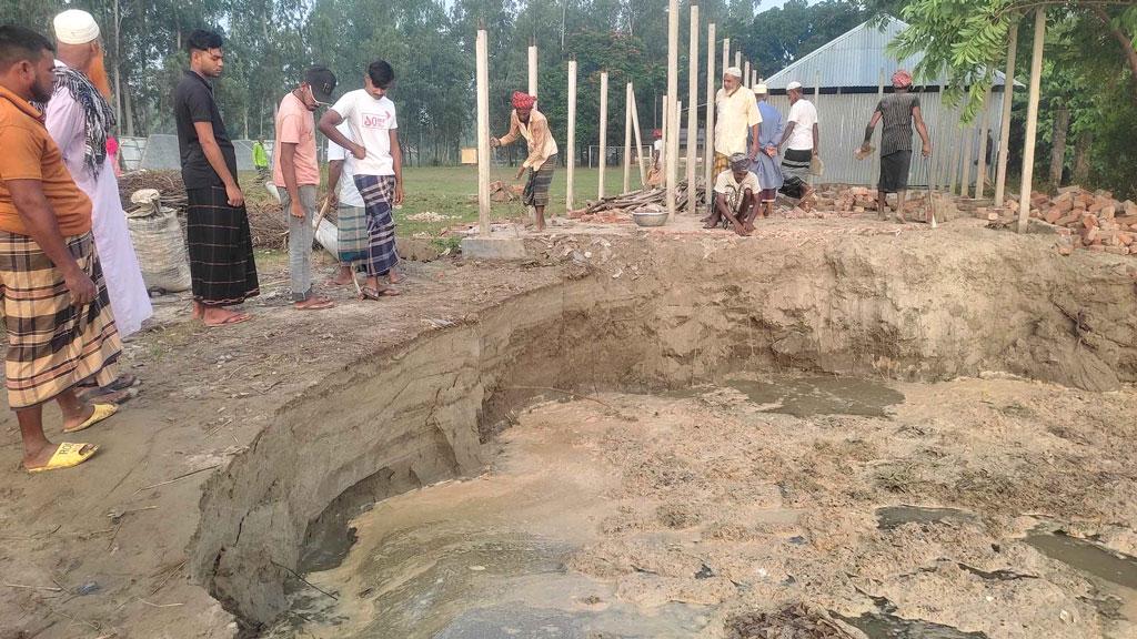 রুদ্র যমুনার পেটে চরাঞ্চলের রাস্তাঘাট, ঘরবাড়ি