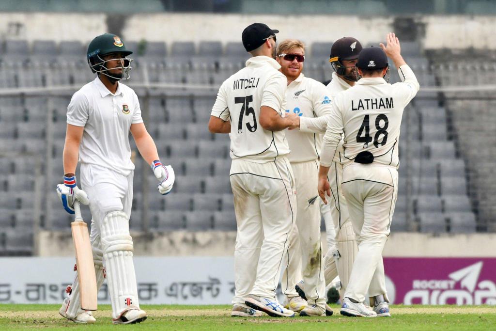 নিজেদের ফাঁদেই হাঁসফাঁস করছে বাংলাদেশ