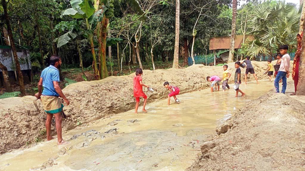 কেশবপুরে চার মাস ধরে খুঁড়ে রাখা কাঁচা রাস্তা পাকা হবে কবে