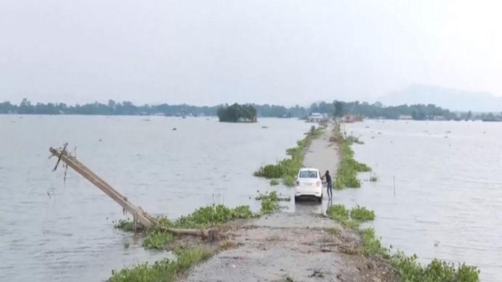 আসামে বন্যায় নিহতের সংখ্যা বেড়ে ৯৩ 