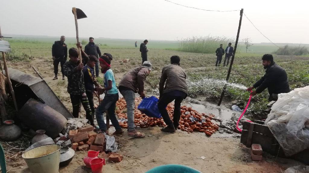 লালপুরে ২ হাজার কেজি ভেজাল গুড় জব্দ, জরিমানা ২ লাখ