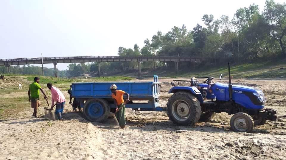 বালু উত্তোলনে ঝুঁকিতে সেতু