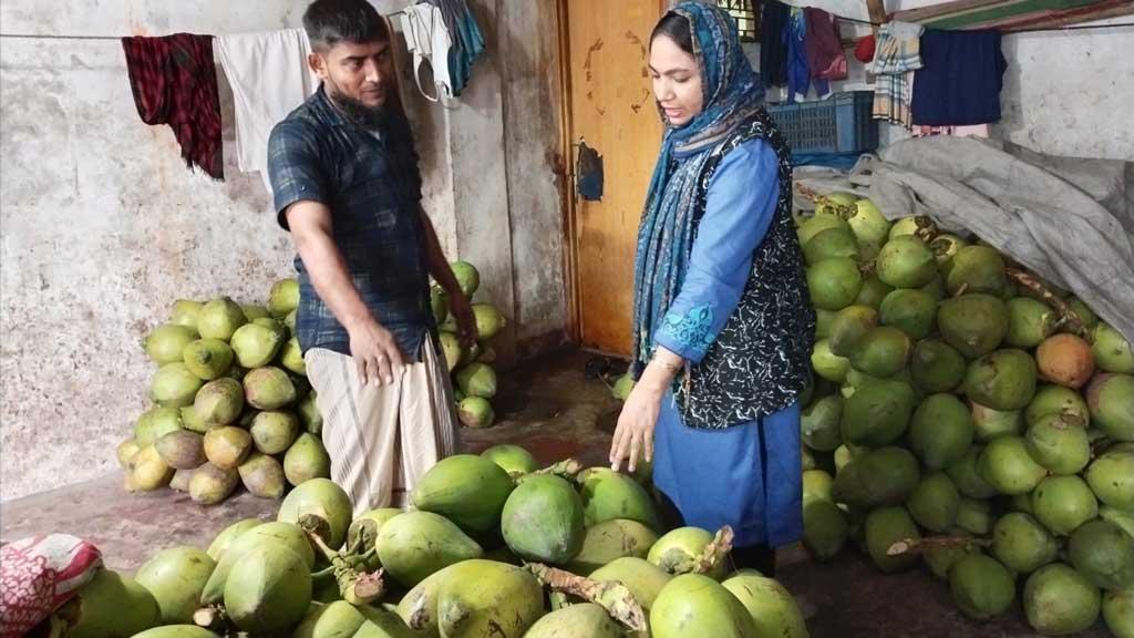 দোকানে মজুত কয়েক শ ডাব, সামনে কয়েকটি রেখে দেখানো হচ্ছে সংকট