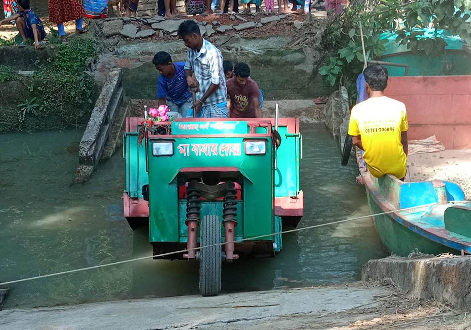 কাঠালিয়ায় ব্রিজ ভেঙে খালে, চরম দুর্ভোগ