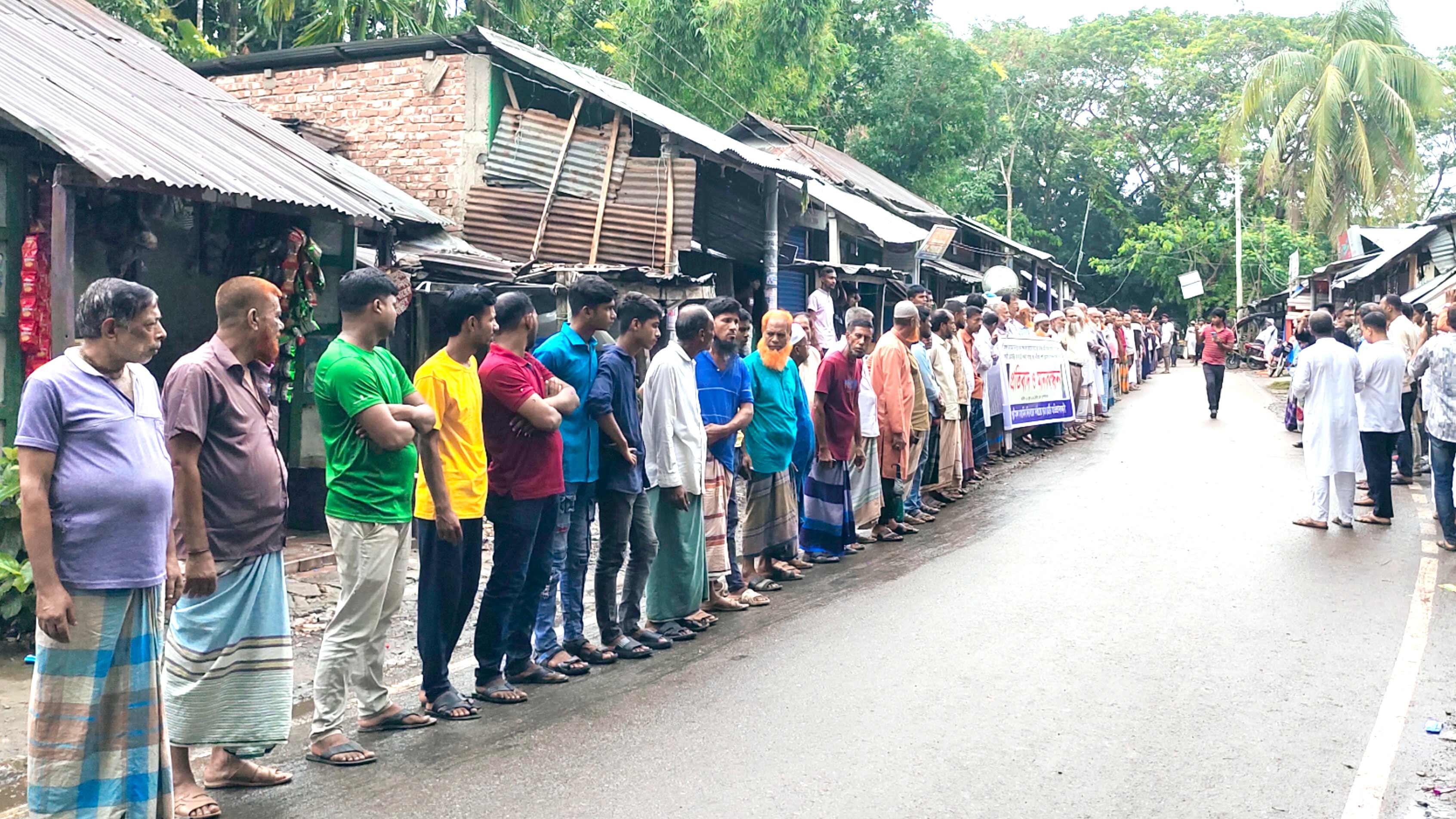 মির্জাগঞ্জে প্রধান শিক্ষকের অপসারণের দাবিতে এলাকাবাসীর মানববন্ধন