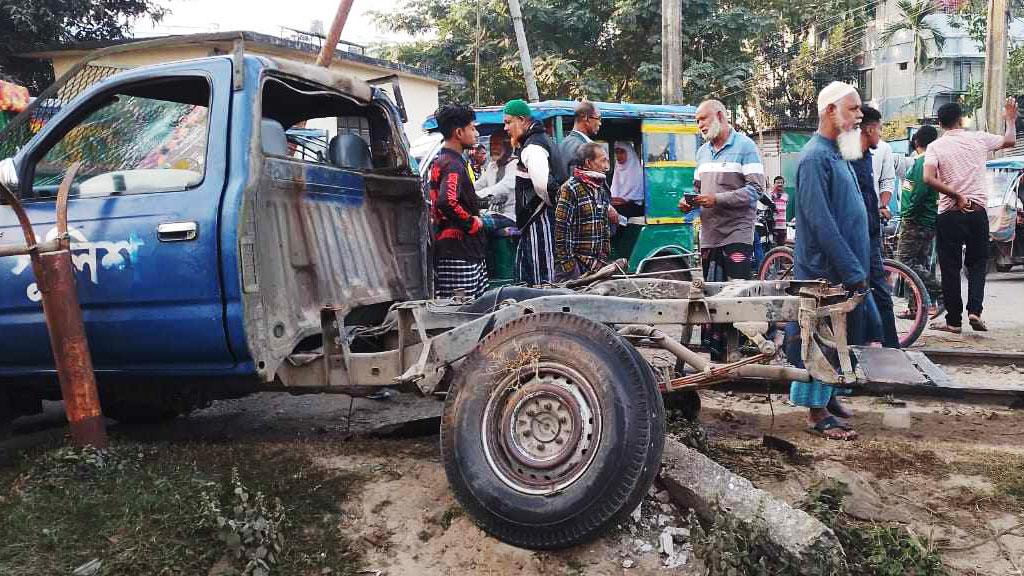 জামালপুরে রেলক্রসিংয়ে পুলিশের ভ্যান, ট্রেনের ধাক্কায় কনস্টেবল নিহত