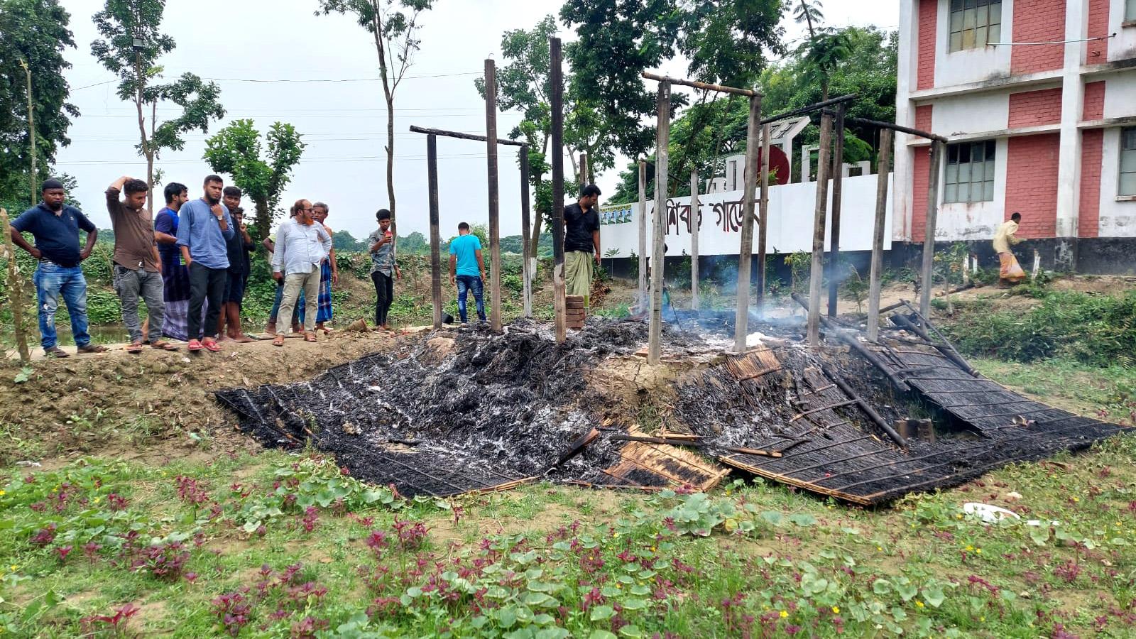 চাঁদা না দেওয়ায় নির্মাণাধীন দোকানে অগ্নিসংযোগ