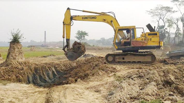 কুমিল্লায় নদীর পাড়ের মাটি কাটায় লাখ টাকা জরিমানা