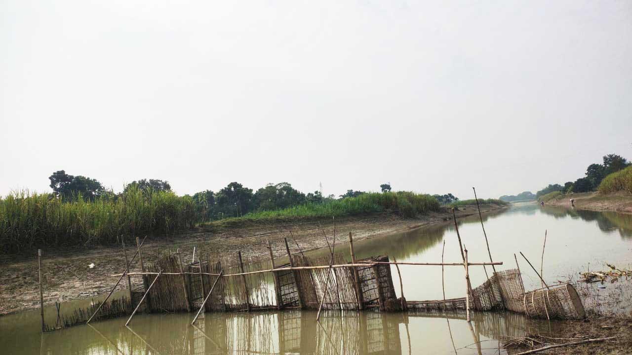 নদী দখল করে মাছ চাষ, নিরুপায় জেলেরা