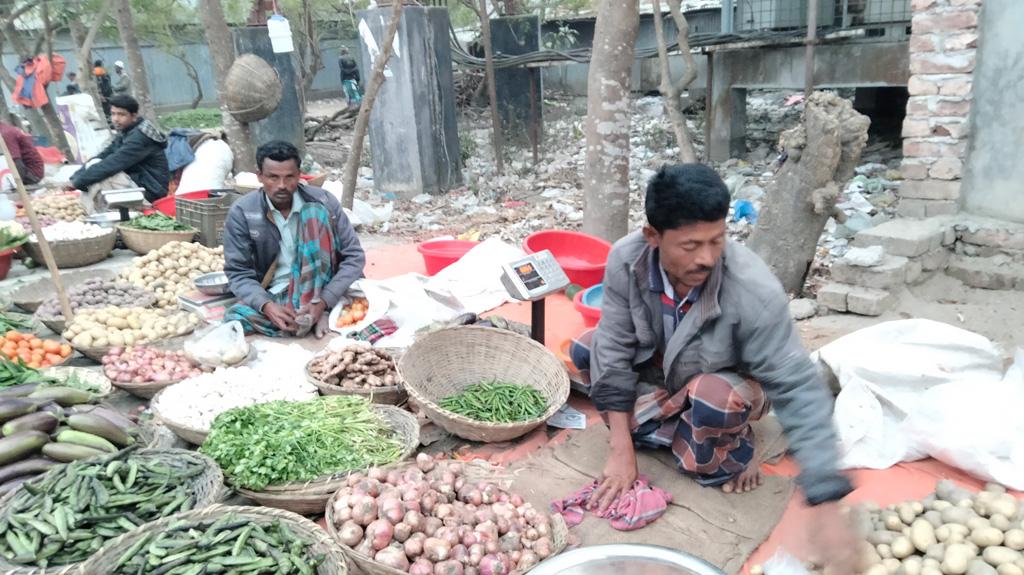 নিত্যপণ্যের দাম চড়া দুর্ভোগে সাধারণ মানুষ