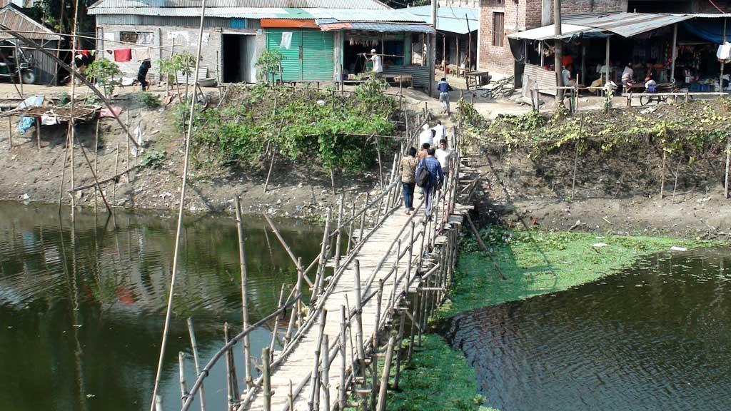 নড়বড়ে সাঁকোতে পারাপার