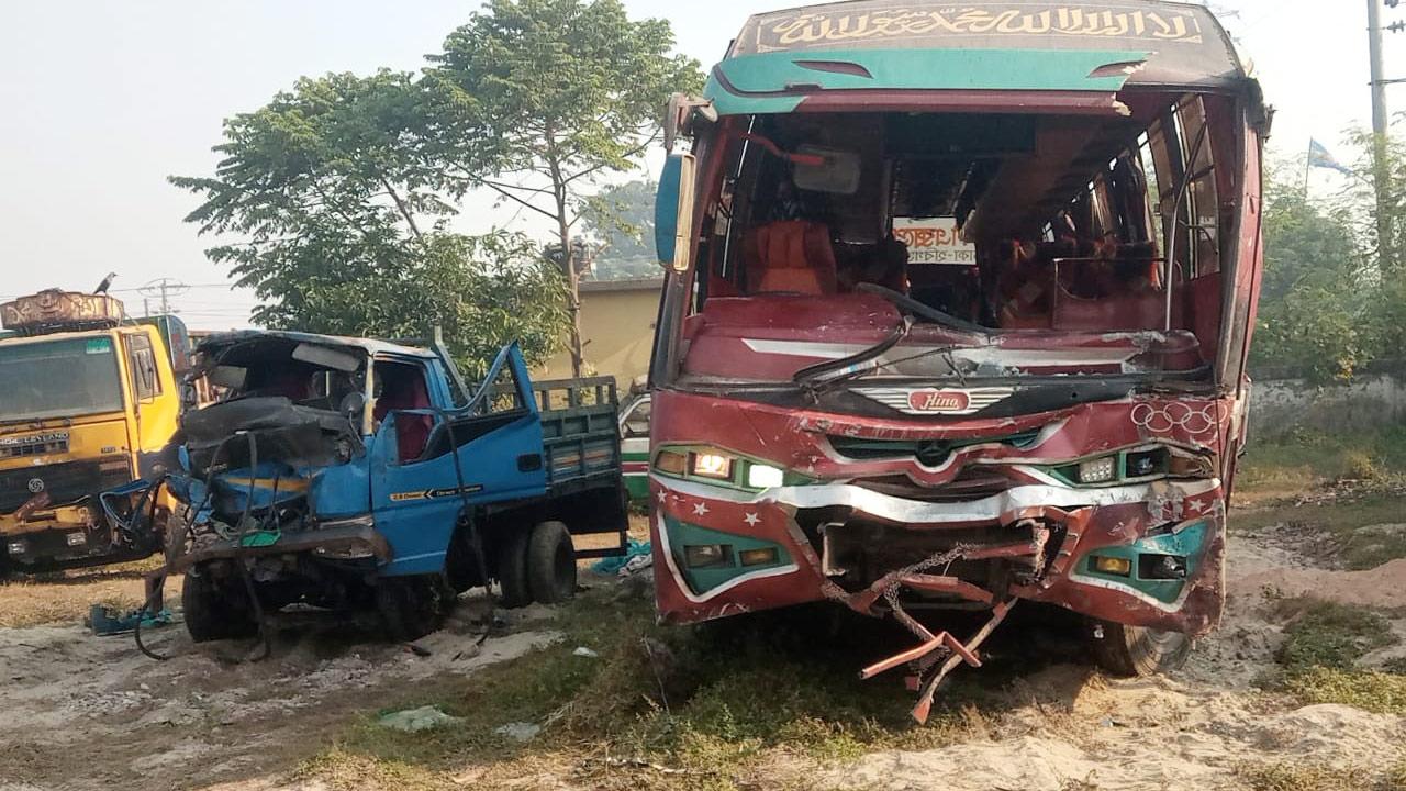 রায়পুরায় দুটি যাত্রীবাহী বাস-পিকআপ ভ্যানের সংঘর্ষ, নিহত ৩ 