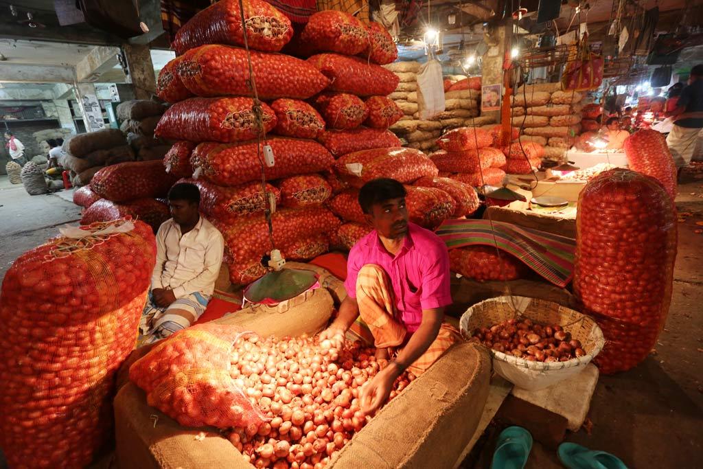 হিলিতে পেঁয়াজের কেজি ২০ টাকায় নামল