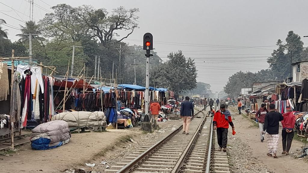 রেলপথের পাশে বাজার