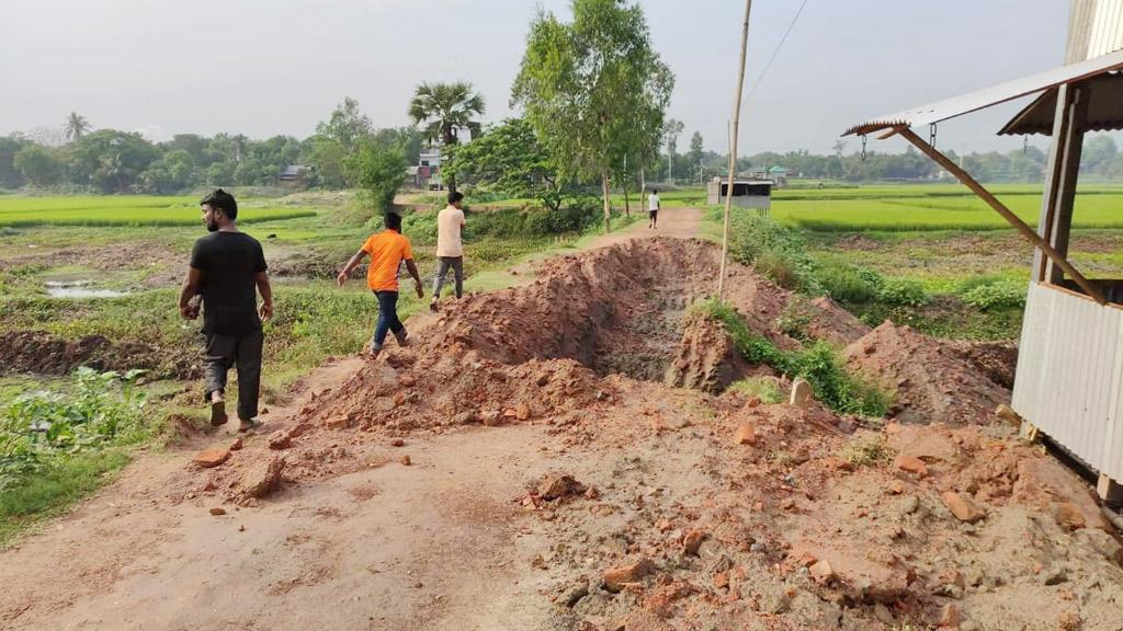 ধামরাইয়ে রাস্তা কেটে জমি দখলের অভিযোগ, ভোগান্তিতে পথচারীরা 