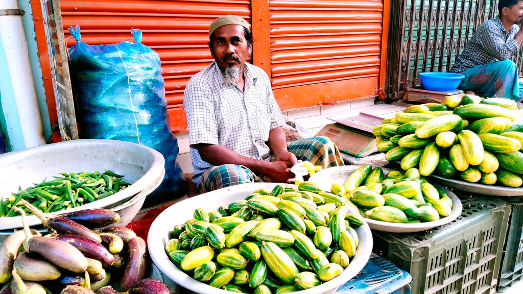 নিত্যপণ্যের মূল্যবৃদ্ধিতে দিশেহারা ক্রেতা