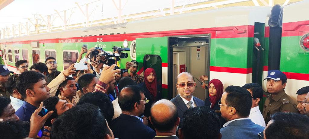 ১০২০ যাত্রী নিয়ে ঢাকার পথে ‘কক্সবাজার এক্সপ্রেস’ 