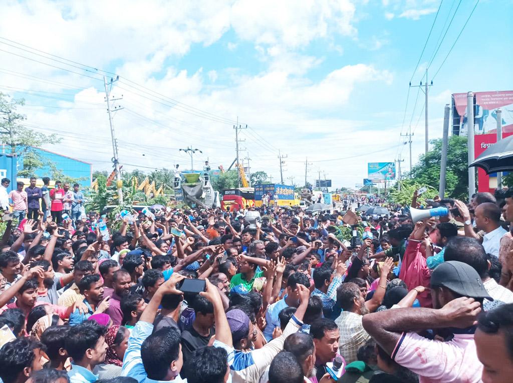 বিদ্যুৎ বিচ্ছিন্নের প্রতিবাদে সীতাকুণ্ডে মহাসড়ক অবরোধ, দীর্ঘ যানজট