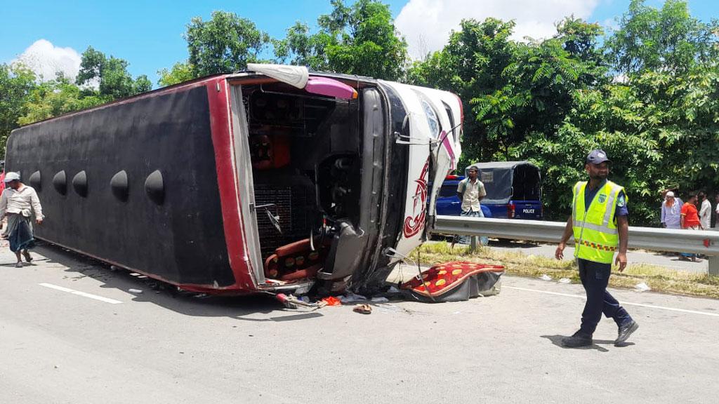 ভাঙ্গায় এক্সপ্রেসওয়েতে ওভারটেকিংয়ের সময় বাস উল্টে নিহত ১, আহত ২০