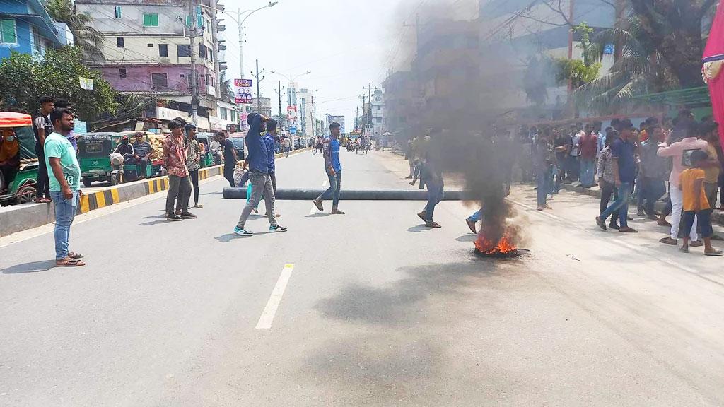 ধর্ম অবমাননার অভিযোগ: খুলনায় কলেজশিক্ষকের অপসারণ চেয়ে সড়ক অবরোধ