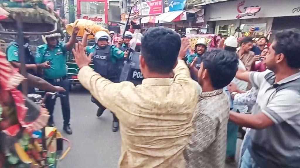 গণতন্ত্র মঞ্চের সমাবেশে পুলিশের বাধা, হাতাহাতি 