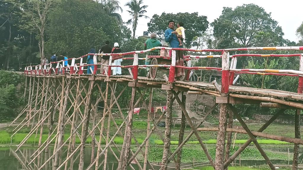 দুর্ভোগ লাঘবে স্বেচ্ছাশ্রমে কাঠের সাঁকো নির্মাণ